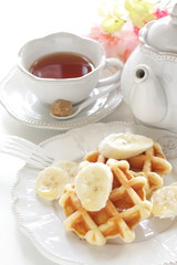 banana and waffle with tea