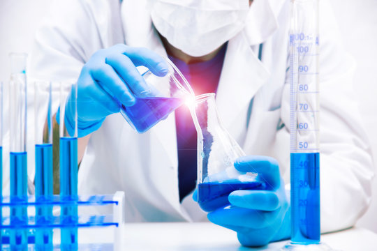 scienziato, versare, liquido, esperimento, farmacologia