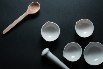 Spice cookware consisting of a wooden spoon and ceramic plates with white pestle