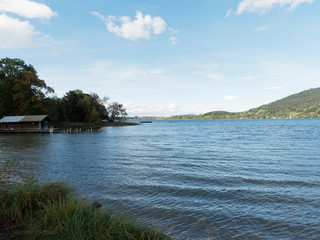 Paysage pittoresque de Haute-Bavière. Vue sur le lac de Tegernsee depuis le sentier de promenade de la Station Thermale de Bad Wiessee