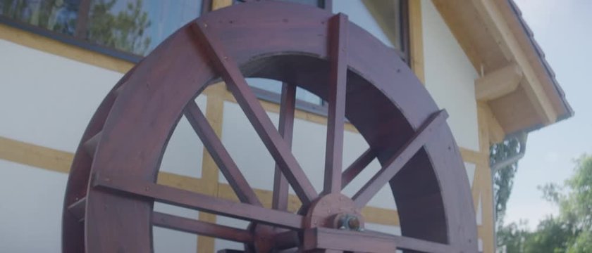 wheel of mill turned into a hotel on a sunny summer morning - M&uuml;hlrad einer zum Hotel umfunktionierten M&uuml;hle an einem sonnigen Sommertag
