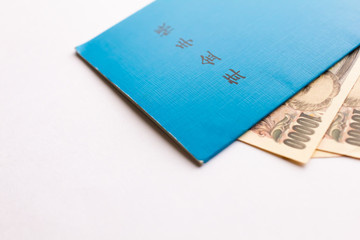 青色の年金手帳とお金