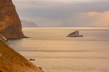 Isla mediana o mitjana  en los acantilados de sierra helada en Benidorm(Alicante)España