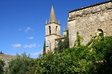 Fototapeta premium l'église romane Notre-Dame et Saint-Michel à Goudargues dans le Gard en France