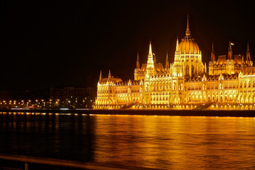 Fototapeta na wymiar parliament of Budapest