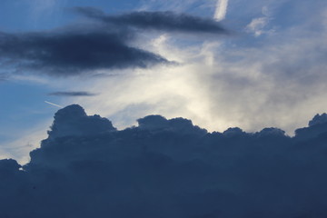 Beeindruckende Aufnahmen von Himmel und Wolken zu verschiedenen Zeiten