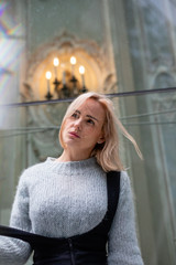 Frau im strom der Zeit