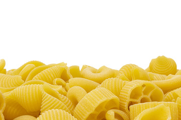 pasta italiana non cotta su fondo bianco