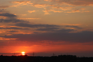 Obraz premium Beeindruckende Aufnahmen von Himmel und Wolken zu verschiedenen Zeiten