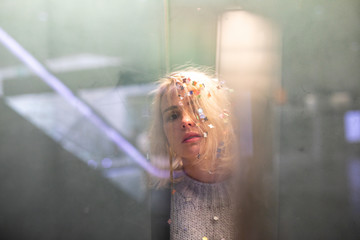 Frau im strom der Zeit