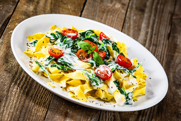 Tagliatelle with spinach, cherry tomatoes and sauce