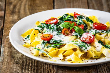 Tagliatelle with spinach, cherry tomatoes and sauce