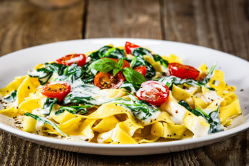 Tagliatelle with spinach, cherry tomatoes and sauce