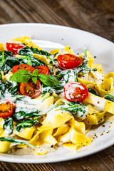 Tagliatelle with spinach, cherry tomatoes and sauce