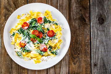 Tagliatelle with spinach, cherry tomatoes and sauce
