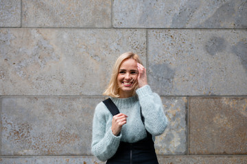 wunderbare Frau beim Reisen