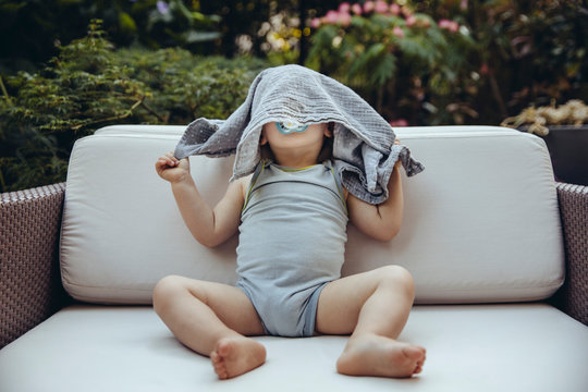 Kleinkind mit Schnuffeltuch und Nuckel in Loungechair