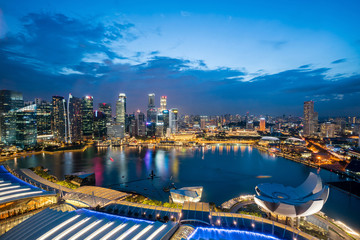 Obraz premium Widok z lotu ptaka na panoramę dzielnicy biznesowej Singapuru z turystycznym zwiedzaniem w nocy w Marina Bay, Singapur. Azjatycka turystyka, nowoczesne życie w mieście lub koncepcja finansów i gospodarki