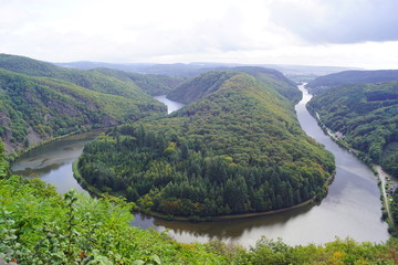 Die Saarschleife an der Saar im Saarland bei Mettlach am Aussichtspunkt Cloef im Ortsteil Orscholz