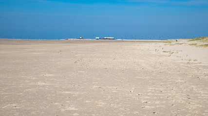 Pfahlbauten am Strand von Sankt Peter Ording