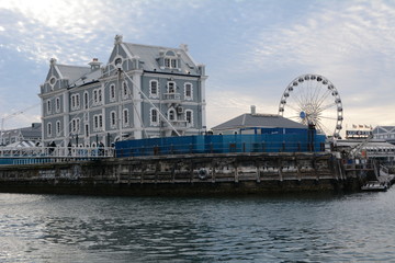 Fototapeta na wymiar Waterfront Kapstadt mit Riesenrad