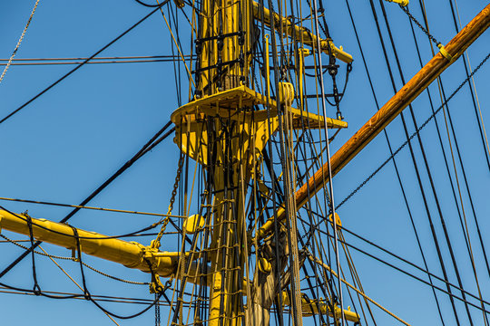 Details klassischer Yachten Gro&szlig;mast vom Gro&szlig;segler