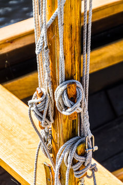 Details klassischer Yachten Mastklampen