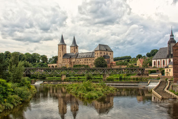 Fototapeta na wymiar Schloss Rochlitz im Landkreis Mittelsachsen mit leichter Spiegelung auf Zwickauer Mulde, Deutschland, Europa
