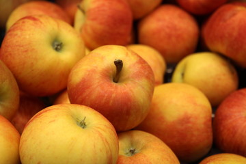 Fototapeta na wymiar texture a bunch of red-yellow apples fresh crop