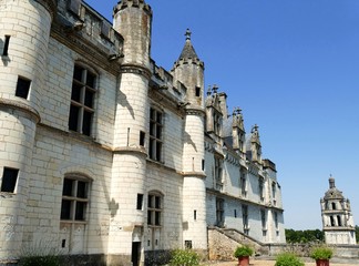 Fototapeta na wymiar Façade arrière du logis de la Cité Royale de Loche avec la tour Saint-Antoine en arrière-plan