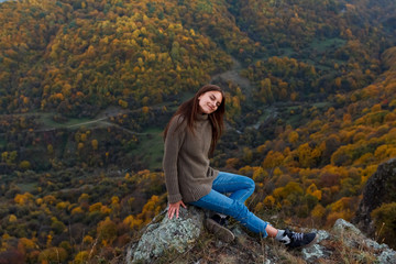 Naklejka na ściany i meble Nice Girl traveler in the autumn gorge