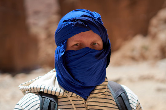Berber Hombre Con Turbante Azul Con Túnica Blanca. Estudio De Disparo.  Fotos, retratos, imágenes y fotografía de archivo libres de derecho. Image  62198512
