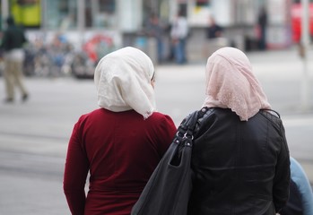 Musliminnen mit Kopftuch im urbanen Raum - obrazy, fototapety, plakaty