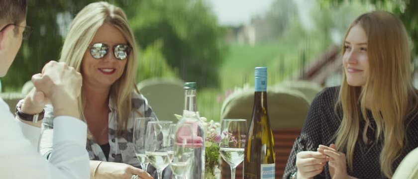 a family has lunch on a restaurant&rsquo;s patio in summer - eine Familie isst auf einer Terrasse eines Restaurants zu Mittag im Sommer 4K ProRes Footage Kowa Anamorph 21:9