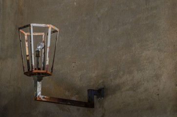 laterne mit gluehlampe auf einer fassade