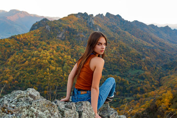 Naklejka premium girl in the background of the autumn gorge