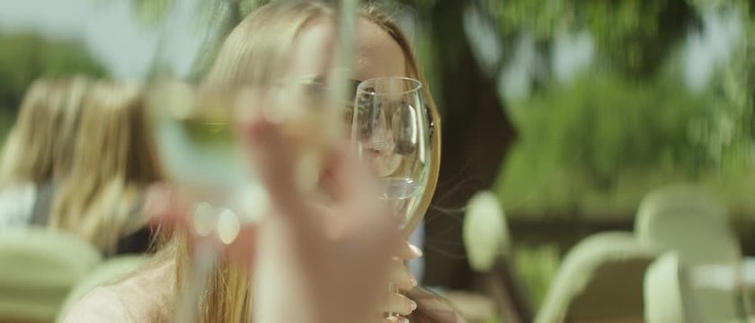 women celebrating a birthday on the patio of a restaurant - Frauen feiern einen Geburtstag auf der Terasse eines Restaurants 4K ProRes Footage Kowa Anamorph 21:9