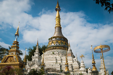 Fototapeta premium Golden dome stupa in a buddhist temple, Chiang Mai, Northern Thailand
