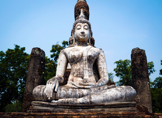 Fototapeta premium Giant Seated Buddha statue at Sukhothai Historical Park, Sukhothai, northern Thailand