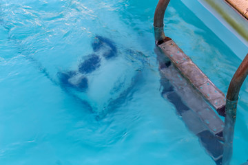 Pool cleaning robot