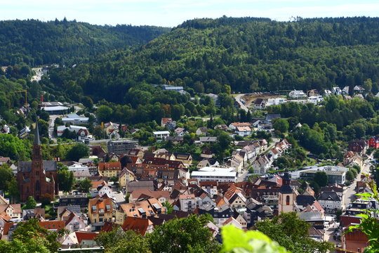 Blick von der Burgruine Hohennagold auf die Stadt Nagold im Schwarzwald