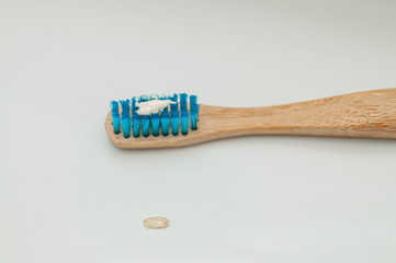 wooden toothbrush with the recommended size of rice grain toothpaste