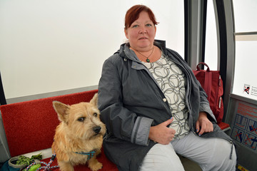 frau mit hund in seilbahnkabine