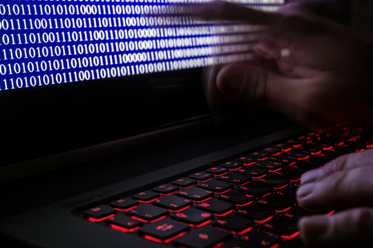 Computer Hacker programmiert einen Virus an einem Laptop