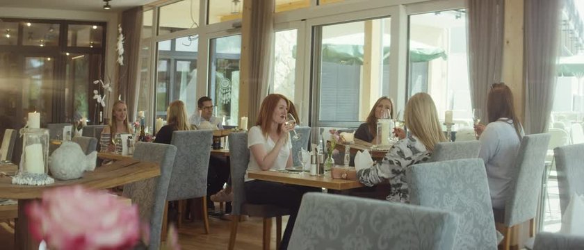 people sitting inside a pretty restaurant, waiting for their food and drinking wine - Menschen sitzen in einem Restaurant und warten auf ihr Essen während sie Wein trinken 4K ProRes Footage 