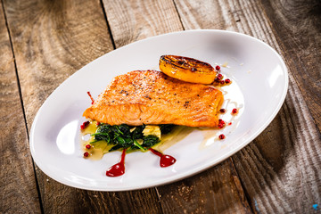 Grilled salmon with lettuce