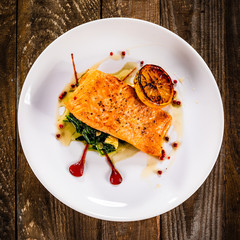 Grilled salmon with lettuce