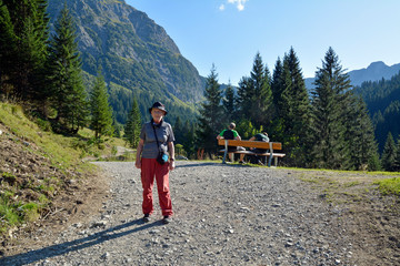 wanderer im kleinwalsertal