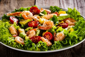 Zelfklevend Fotobehang Salad with shrimps on wooden background © Jacek Chabraszewski
