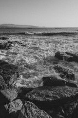 El mar de cerca en blanco y negro